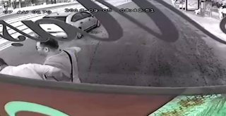 Otobüsü Durdurup Yol Kenarındaki Görme Engelli Vatandaşı Yolun Karşısına Geçirdi