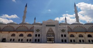 Çamlıca Caminin Halıları Serilmeye Başlanıyor