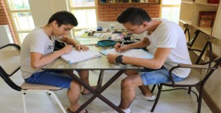 Millet Kıraathanesi Kitapseverlerden Yoğun İlgi Görüyor