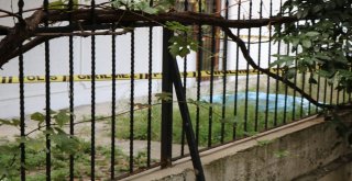 Kadıköyde Bir Apartmanın Bahçesinde Erkek Cesedi Bulundu