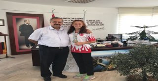 Özel Sporcular Paristen Madalya İle Döndü