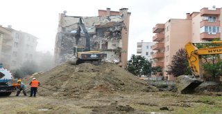 Bursada Hasarlı Apartman Yıkılıyor