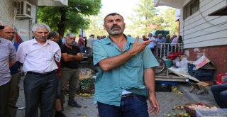 Sattıkları Ürünlerinin Kaldırılması İstenince, Sokağa Döktüler