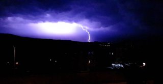 Karabükte Şimşekler Gökyüzünü Aydınlattı