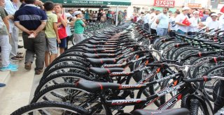 Sabah Namazına Gelen Çocuklara Bisiklet Hediye Ettiler