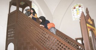 Kız Öğrenciler Tarihi Camiyi Temizledi
