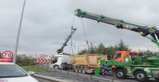 Temde Hafriyat Kamyonu Devrildi, Trafik Durma Noktasına Geldi