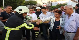 Yangına Gelen İtfaiyecilere Çiçekli Ve Baklavalı Karşılama