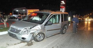 Otomobil İle Kamyonet Çarpıştı: 4 Yaralı