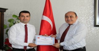 Kaymakam Karakurttan Müdür Çalıka Başarı Belgesi
