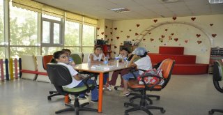 Çocuklar Tatili Oyuncak Kütüphanesinde Değerlendiriyor