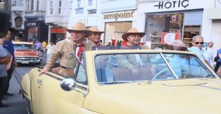 İstiklal Caddesini Rengarenk Klasik Araçlar Süsledi