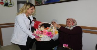 Vanda ‘Hasta Hakları Gününü Çiçek Vererek Kutladılar
