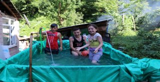 Denizi Tehlikeli Bulan Baba Çocuklarına Kamyonet Kasasında Havuz Yaptı