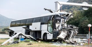 İsviçrede Turistleri Taşıyan Otobüs Kaza Yaptı: 15 Yaralı