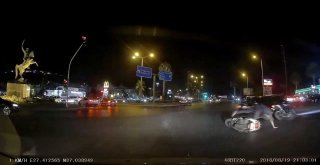 2 Motosiklete Çarpan Otomobilin Kaza Anları Araç Kamerasına Yansıdı