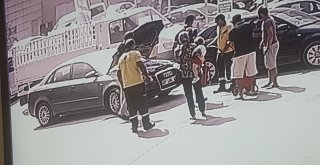Bir Anda Motorundan Duman Çıkan Otomobili Akaryakıt İstasyonu Görevlileri Söndürdü