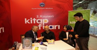 Başkan Çelik Kitap Fuarını Ailesiyle Ziyaret Etti