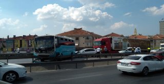(Özel) Özel Halk Otobüsü Bariyerlere Çıktı, Faciadan Dönüldü