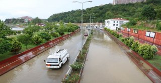 Aniden Bastıran Yağmur Yolları Göle Çevirdi