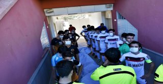 Lösemili Çocuklar Haftasına Dikkat Çekmek İçin Futbolcular Sahaya Maskeyle Çıktı