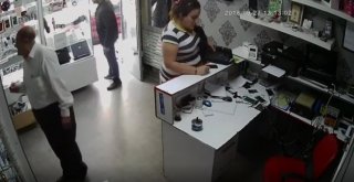 (Özel Haber) Müşteri Kılığında Girdiği Dükkandan Cep Telefonunu Böyle Çaldı