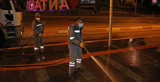 Antalya'da yollar yıkanarak dezenfekte ediliyor