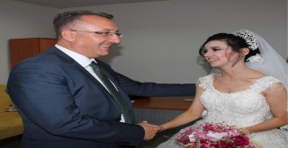 Yetiştirme Yurdunda Kalan Genç Kıza Görkemli Düğün