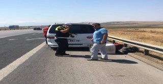 Yolda Kalan Sudanlı Aileye Polis Yardım Elini Uzattı