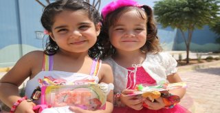 Suriyede Savaşta Annelerini Kaybeden Çocukların Saçlarına İlk Kez Örgü Yapıldı