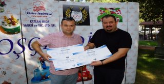 Pasta Ve Yemek Yapmak İçin Aydında Kampa Girdiler