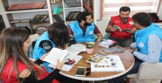 Erzincanda Gençler Parkta Vatandaşlarla Kitap Okudu