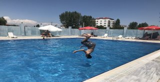 Iğdırlılar Sıcaktan Havuzlara Akın Etti