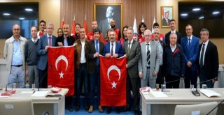Çanakkale Gençlik Ve Spor İl Müdürlüğü, Senato Üyelerine Türk Bayrağı Takdim Etti