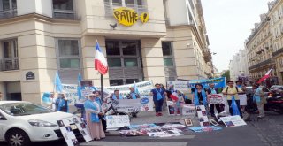 Uygur Türkleri Pariste Çin Konsolosluğu Karşısında Gösteri Yaptı