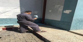 Müdür, Okul Sıralarını Zımparaladı Duvarları Boyadı