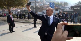 Bakan Çavuşoğlu Priştineyi Gezerken Selfie Çekti