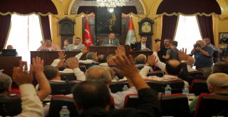 Belediye Meclis Toplantısına 2 Aylık Bebeği İle Katıldı