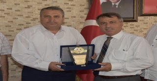 Ahmetli Belediye Başkanı Alhandan Başkan Çerçiye Plaket
