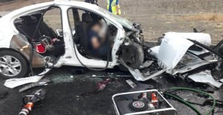 Erzincanda İki Otomobil Kafa Kafaya Çarpıştı: 3Ü Çocuk 7 Ölü, 3 Yaralı