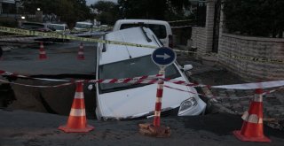 Eyüpsultanda Su Borusu Patladı, Otomobil Dev Çukura Düştü