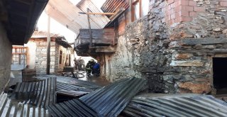 Karamanda Çıkan Yangında 3 Ev Kullanılamaz Hale Geldi