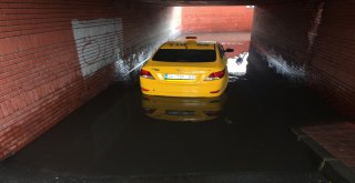 İstanbulda Yağış Sonrası Taksi Alt Geçitte Mahsur Kaldı