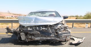 Direksiyon Hakimiyetini Kaybeden Otomobil Bariyerlere Çarptı: 4 Yaralı