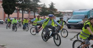 Bisikletleri İle Okullarına Gittiler