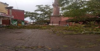 Kepsutta Aşırı Yağıştan Cami Minaresi Devrildi