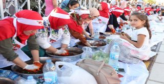 Şanlıurfada 300 Kişi Aynı Anda Çiğköfte Yoğurdu