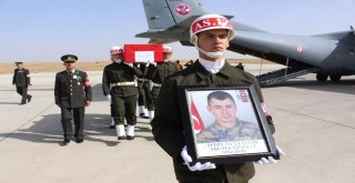 Kazada Şehit Olan Er Özyolci, Ağrıda Toprağa Verildi