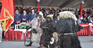 Keçi Derisi Giyip, Dana Kılından Bıyık Takıyorlar