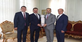 Kırmızı Dipli Mumla Yağlı Güreş Daveti